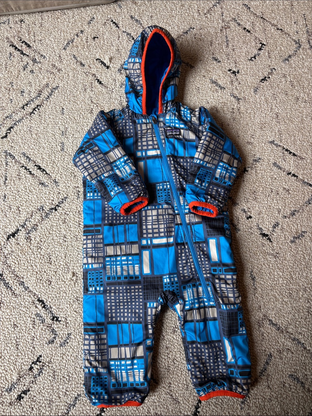 EUC Patagonia reversible  Snowsuit 12-18 m